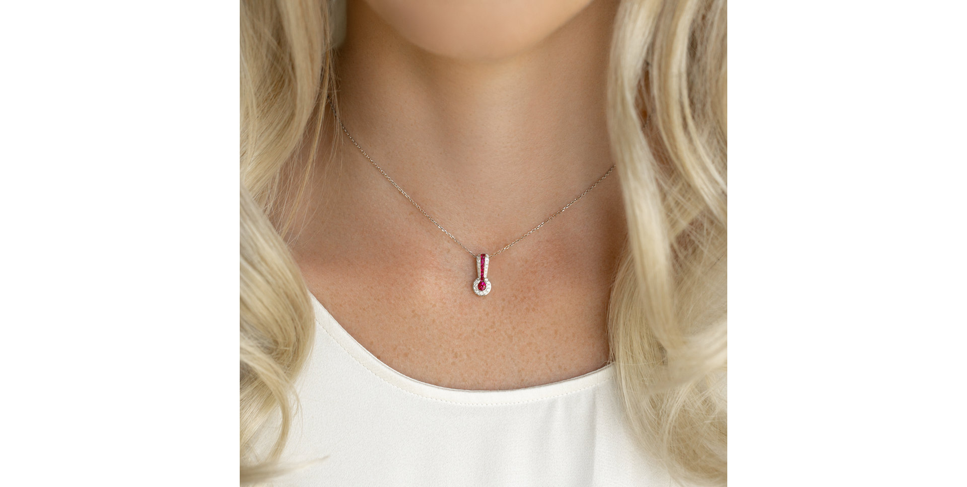 Přívěsok so smaragdmi a diamantmi Delaney