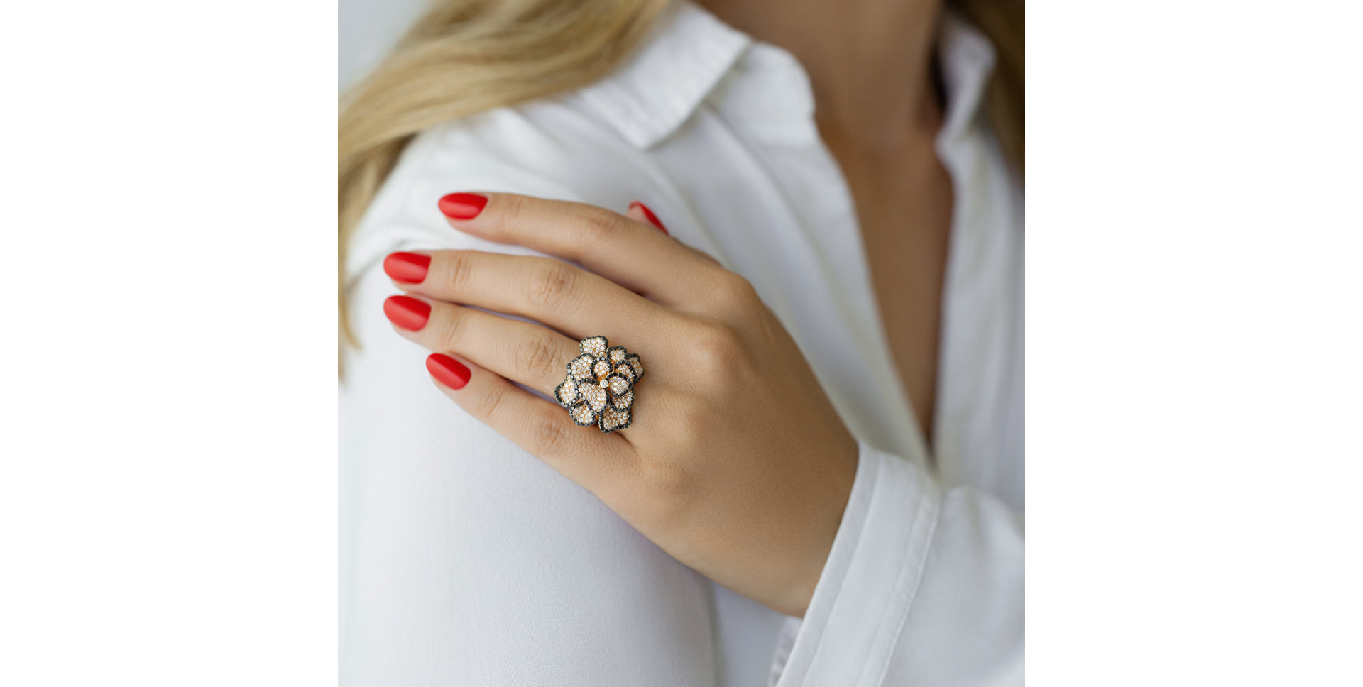 Prsteň s čiernymi a bielymi diamantmi Countess Magnolia