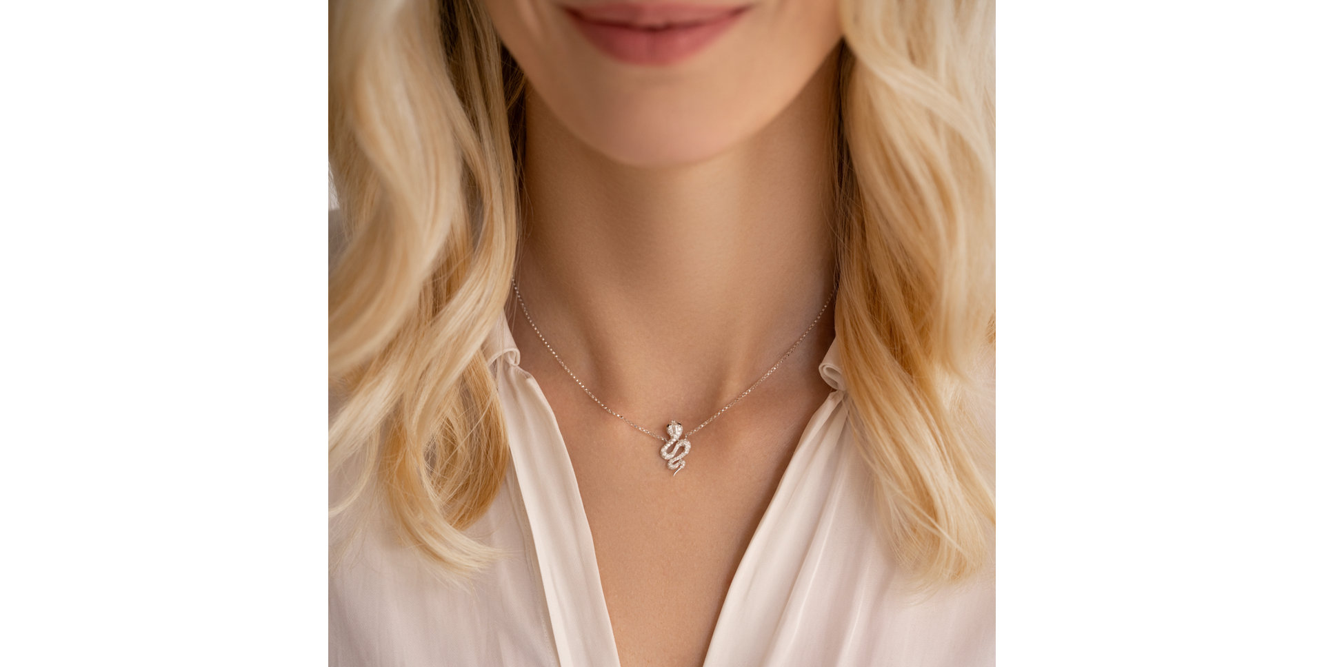 Náhrdelník s čiernymi a bielymi diamantmi Snake of Eden