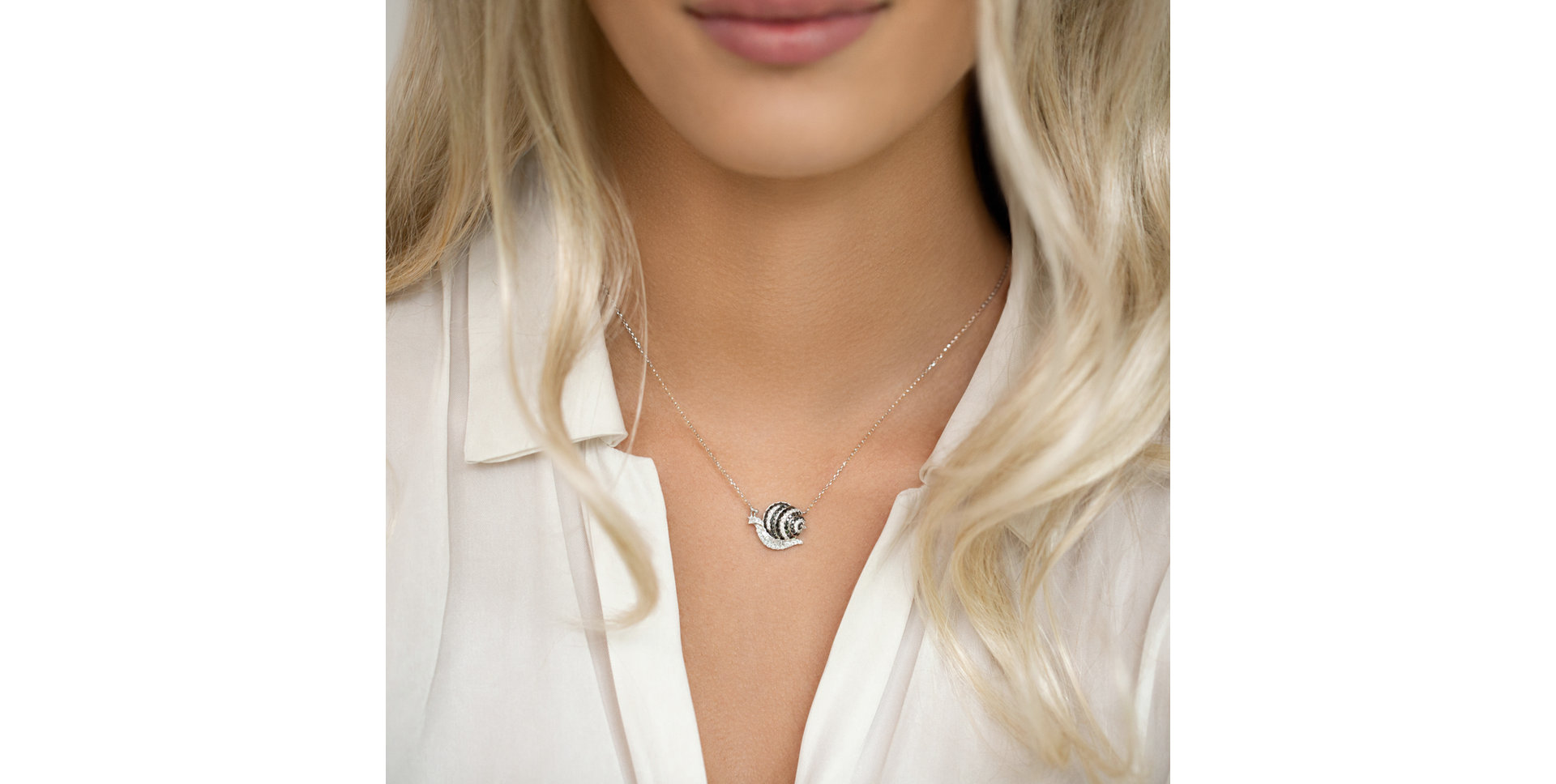 Náhrdelník s bielymi a čiernymi diamantmi Fantasy Snail