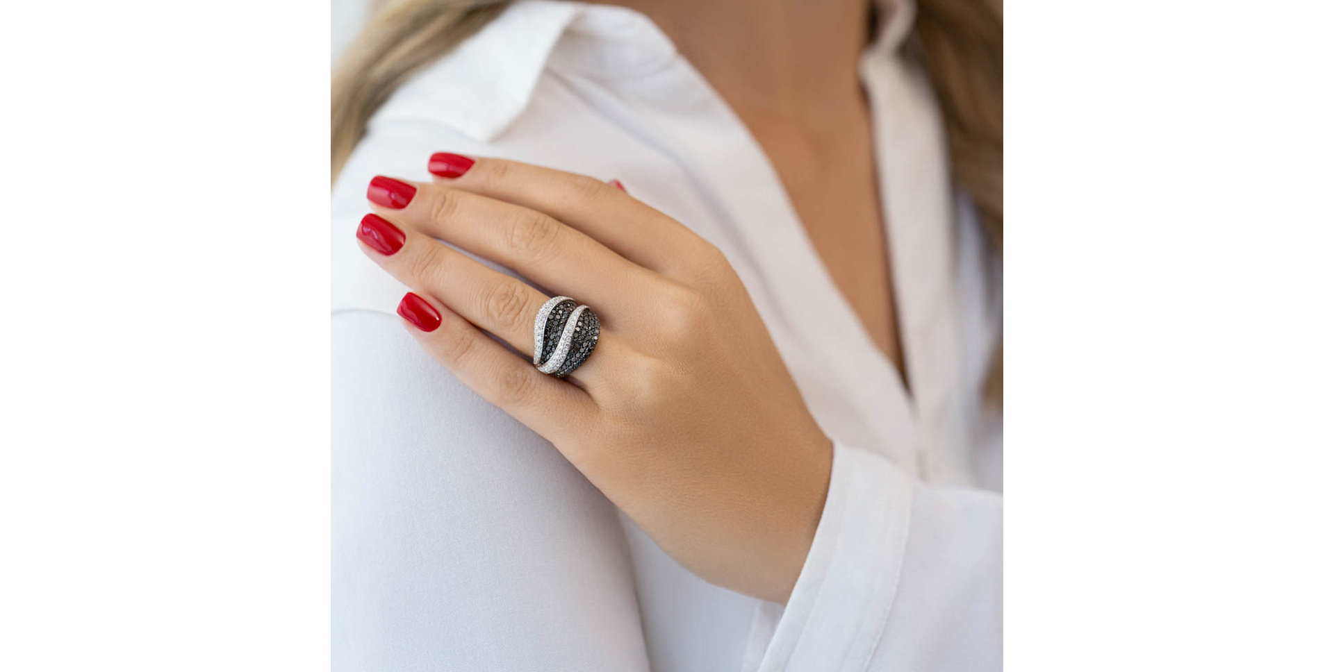 Prsteň s čiernymi a bielymi diamantmi Melendez