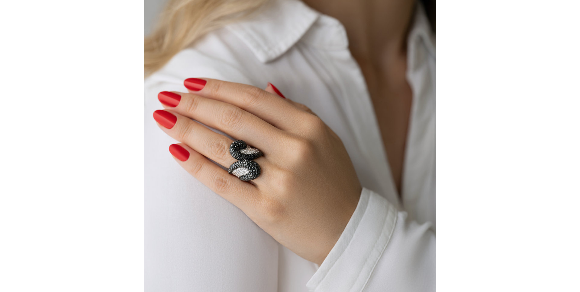 Prsteň s čiernymi a bielymi diamantmi Bambi