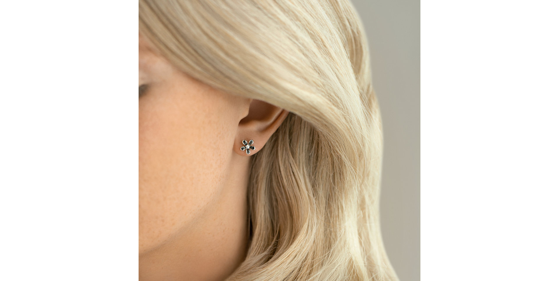 Náušnice s čiernymi a bielymi diamantmi Dark Petals