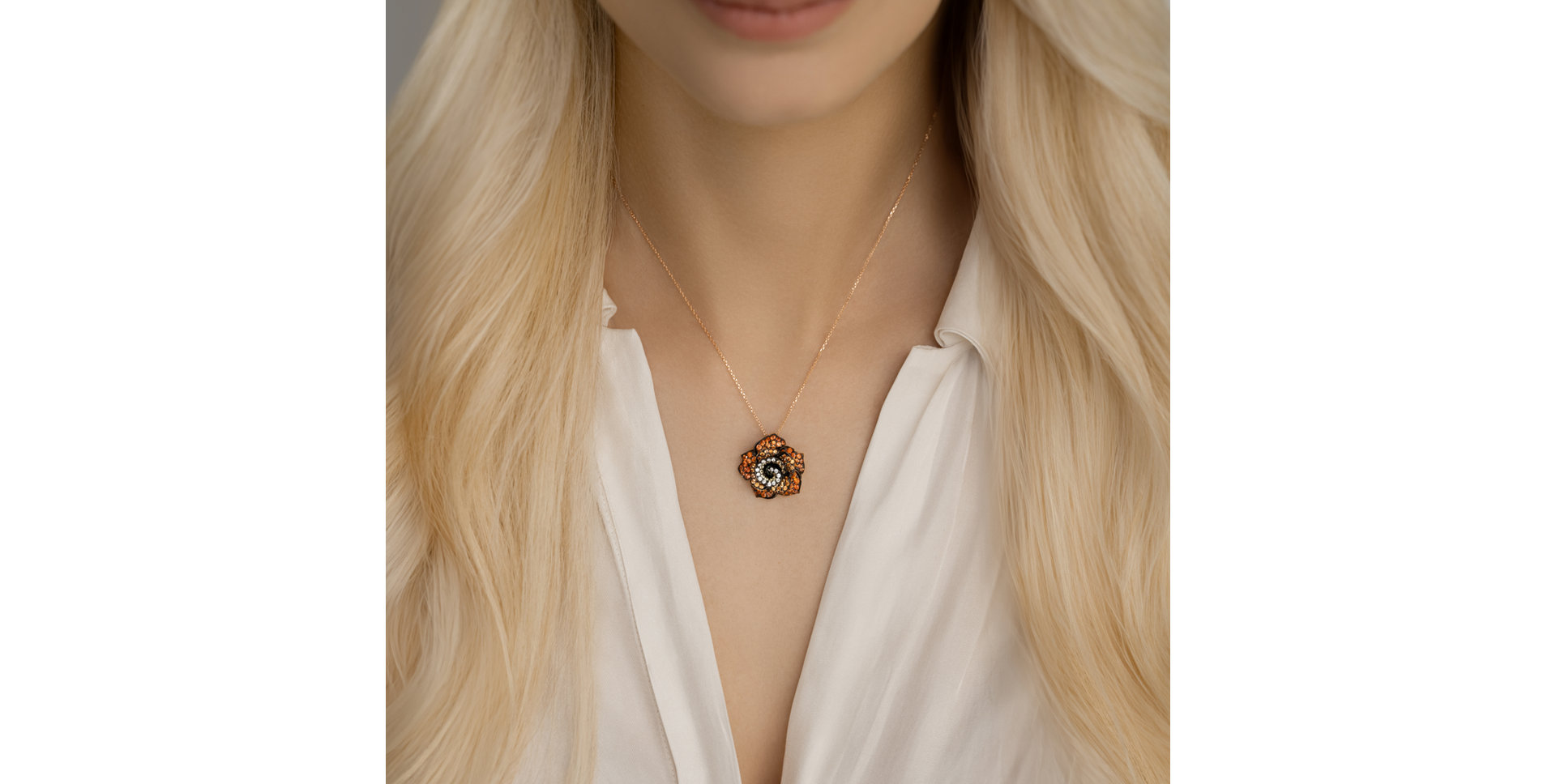 Přívěsok s diamantmi a zafírmi Carolee