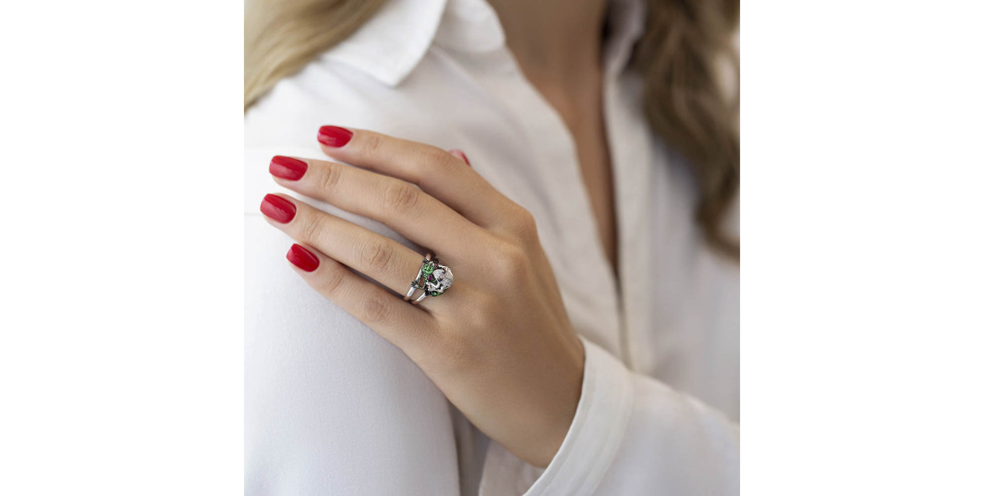 Prsteň s čiernymi a bielymi diamantmi, zafírmi a granátmi Frog Twins