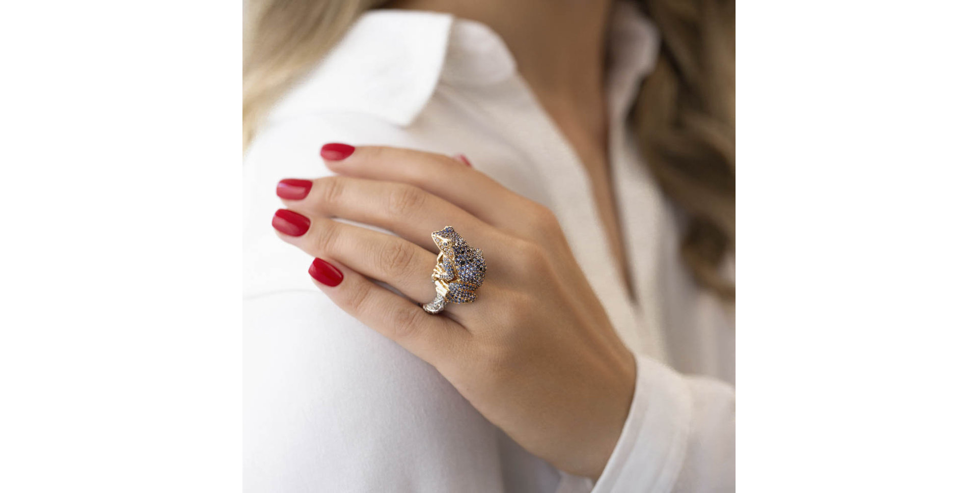 Prsteň s bielymi, hnedými a čiernymi diamantmi a zafírmi Midnight Frog