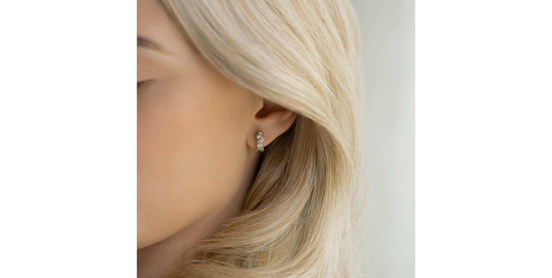 Náušnice s bielymi a hnedými diamantmi Avis