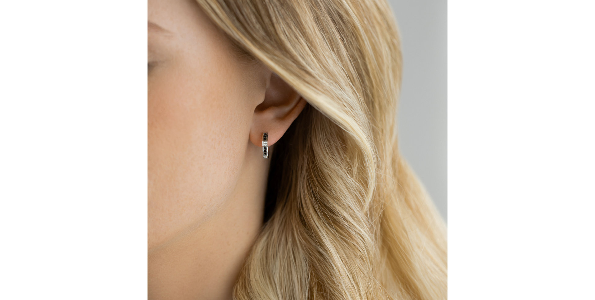 Náušnice s čiernymi a bielymi diamantmi Dark Line