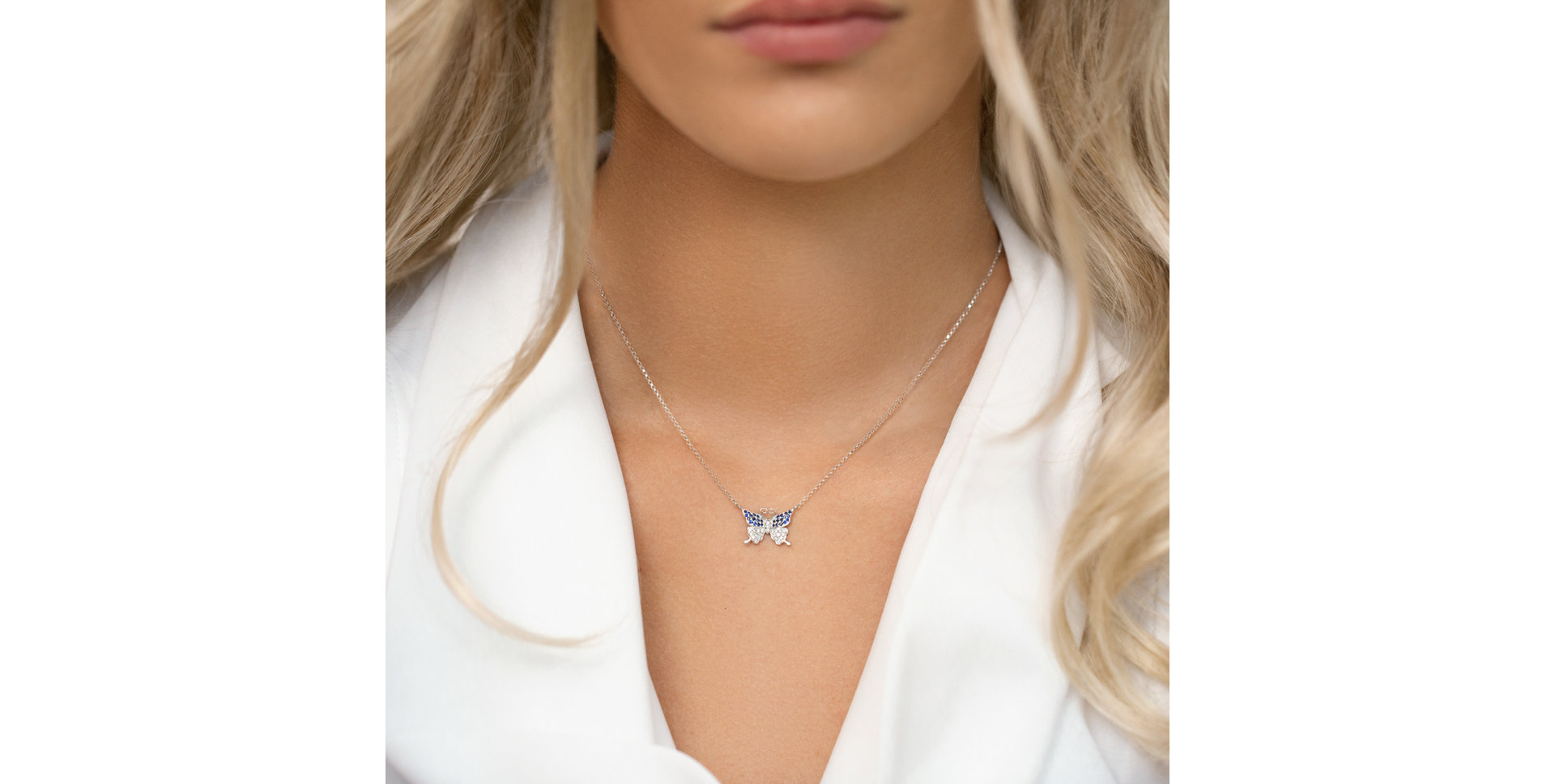 Náhrdelník s diamantmi a zafírmi Monogram Butterfly