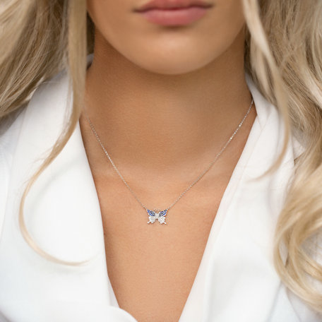Náhrdelník s diamantmi a zafírmi Monogram Butterfly
