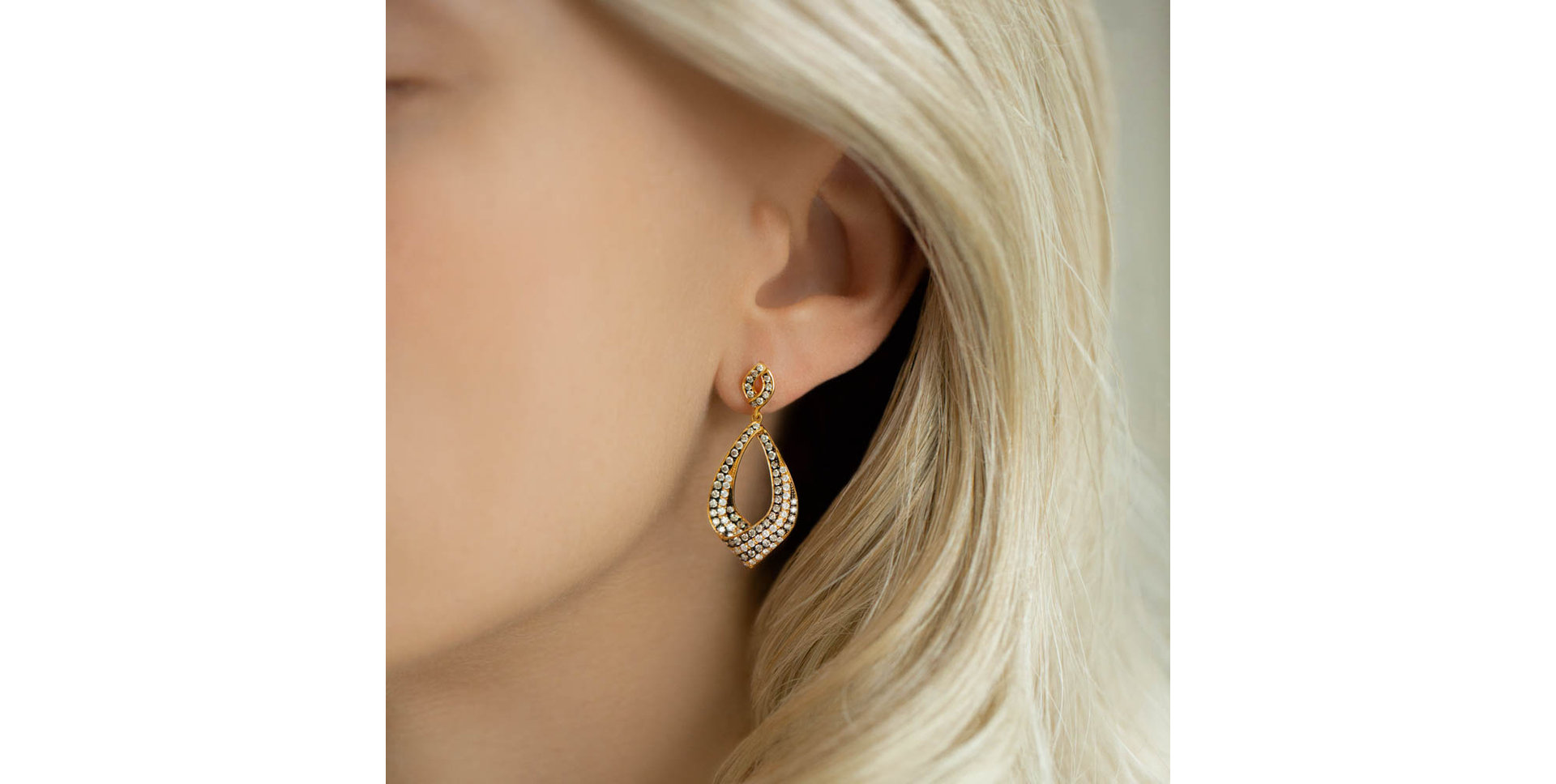 Náušnice s bielymi a hnedými diamantmi Touch of Miracle