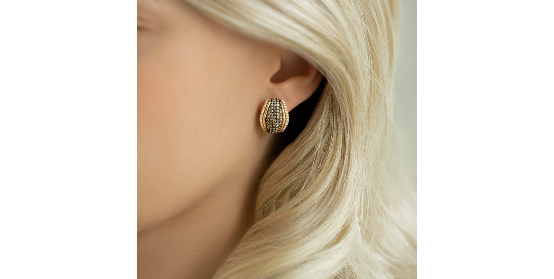 Náušnice s bielymi a hnedými diamantmi Goldie