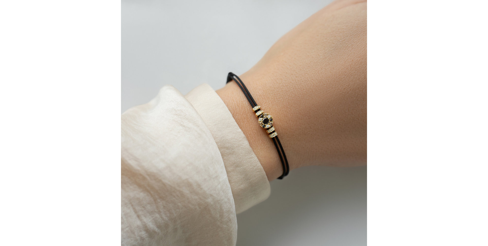 Náramok s bielymi, hnedými a čiernymi diamantmi Shamballa