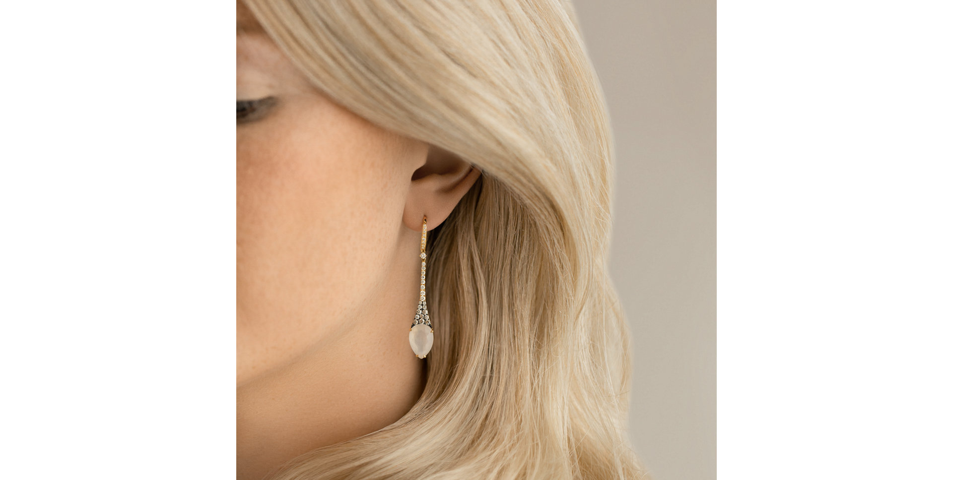 Náušnice s bielymi a hnedými diamantmi Moon Drops