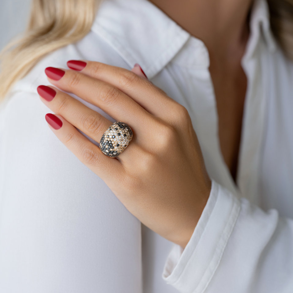 Prsteň s bielymi, hnedými a čiernymi diamantmi Sweet Kiss