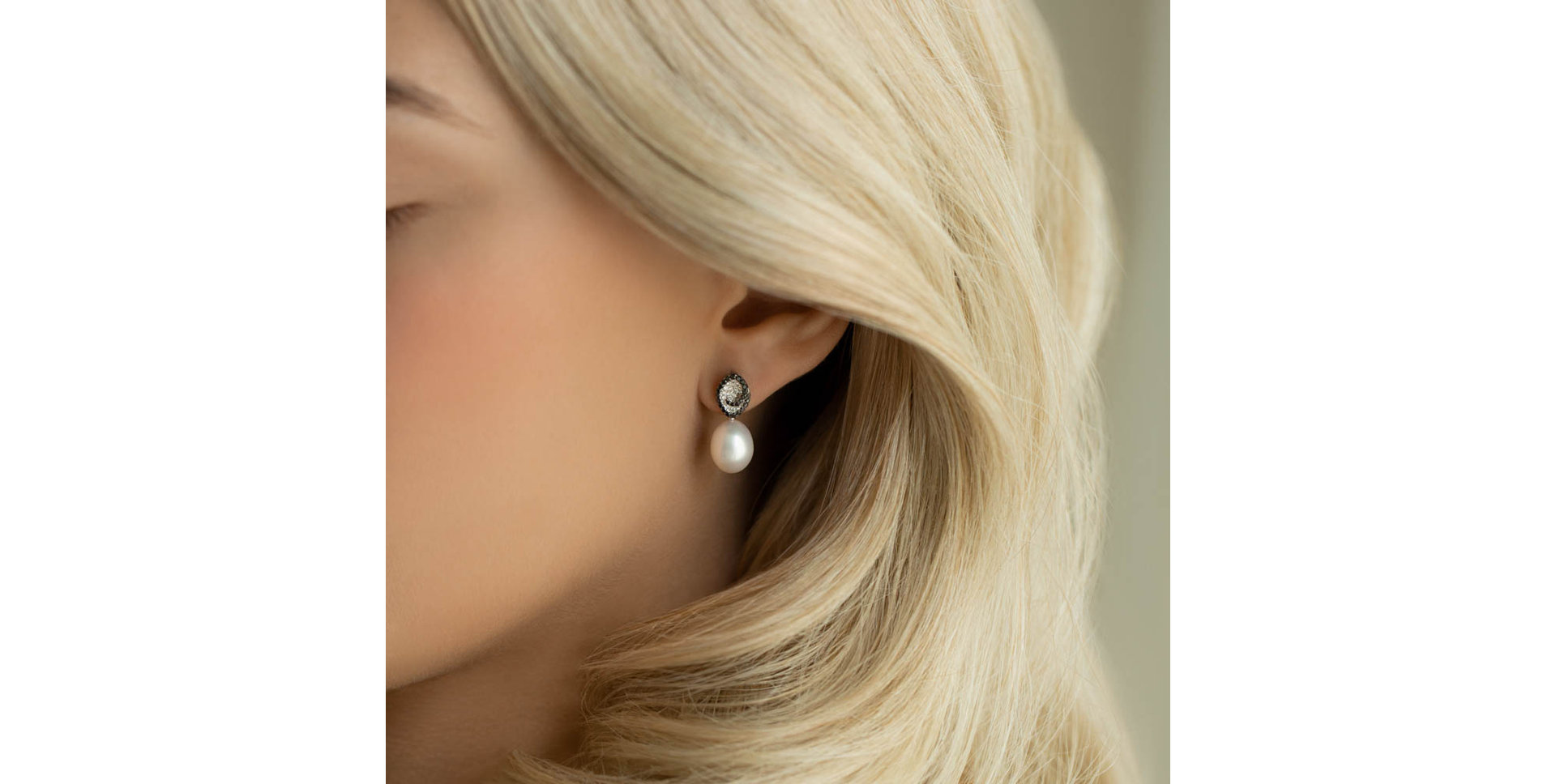 Náušnice s čiernymi a bielymi diamantmi a perlou Enchanted Tides