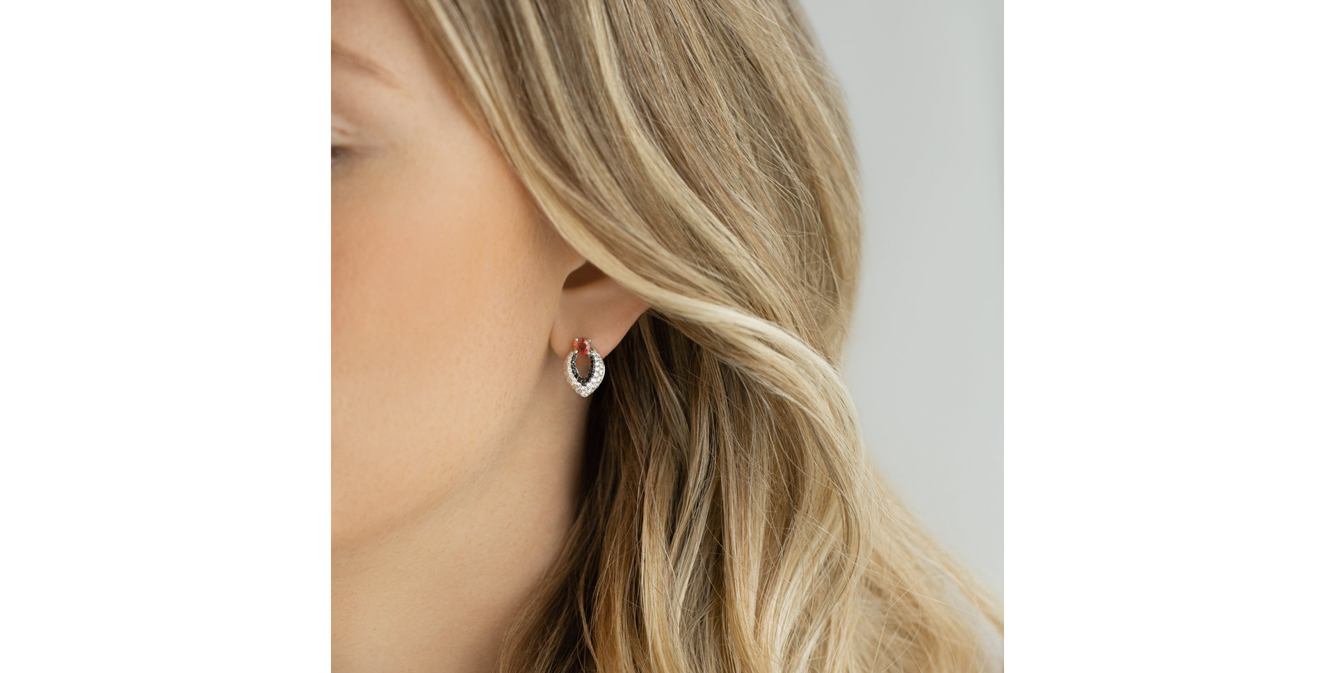 Náušnice s rubínom, bielymi a čiernymi diamantmi Luxury Darkness