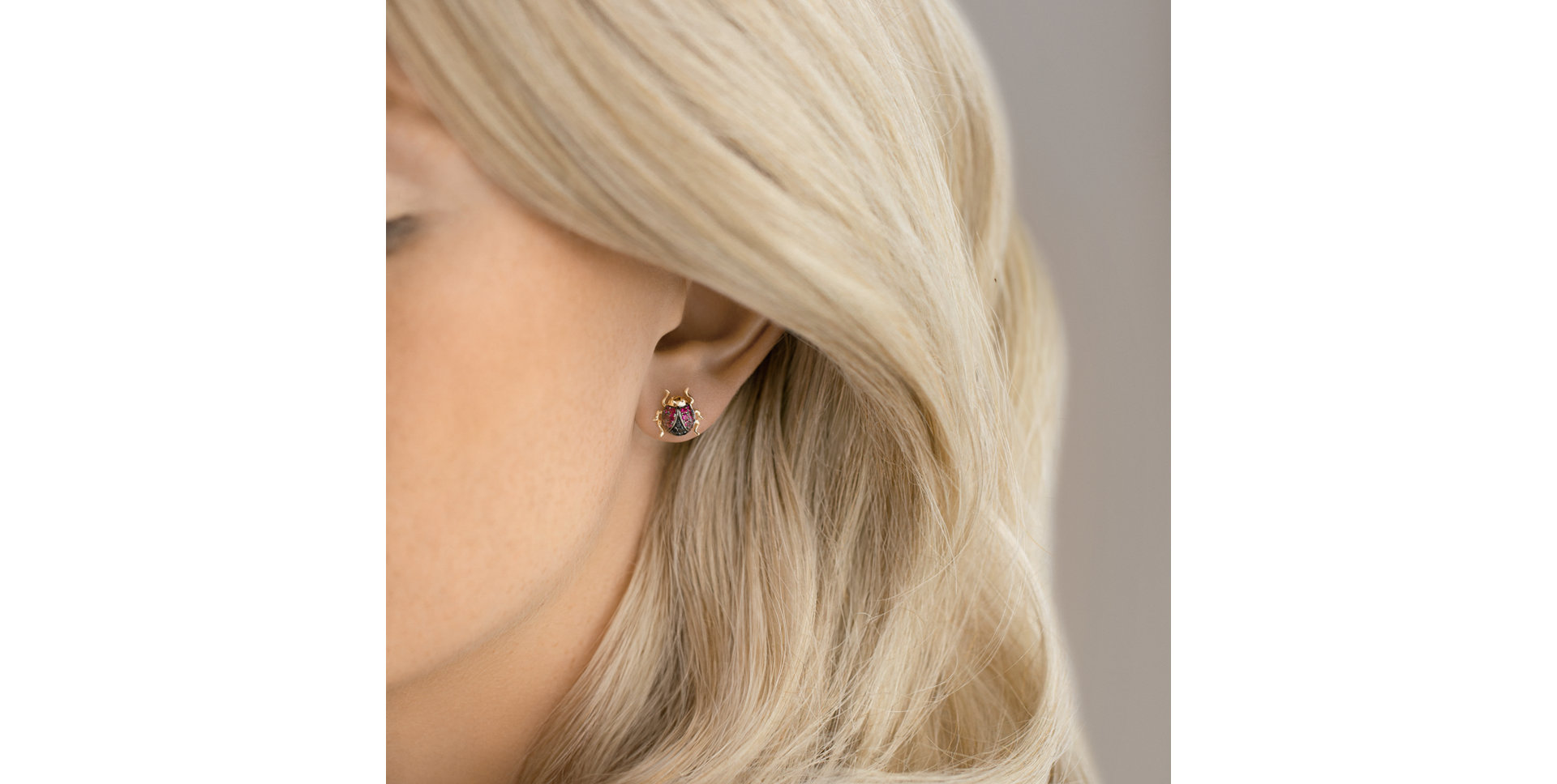 Náušnice s čiernymi diamantmi a rubínmi Cute Bug